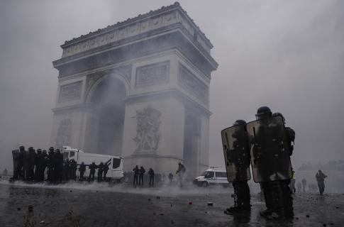 Η εξέγερση των Κίτρινων Γιλέκων στο Παρίσι